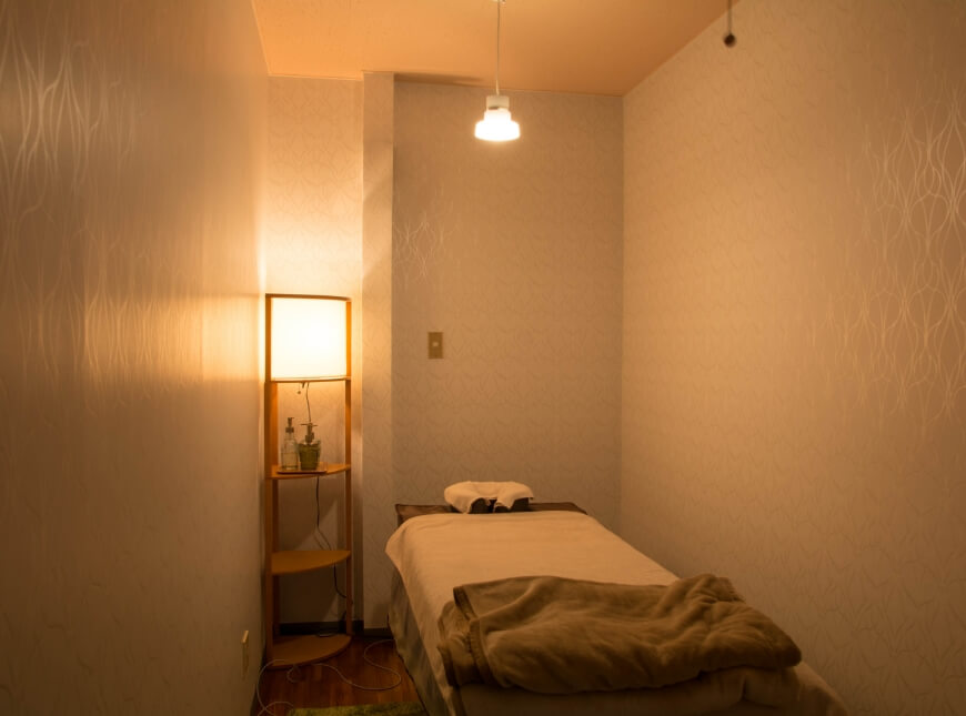 リラックスできることに特化した暗さが落ち着く店内